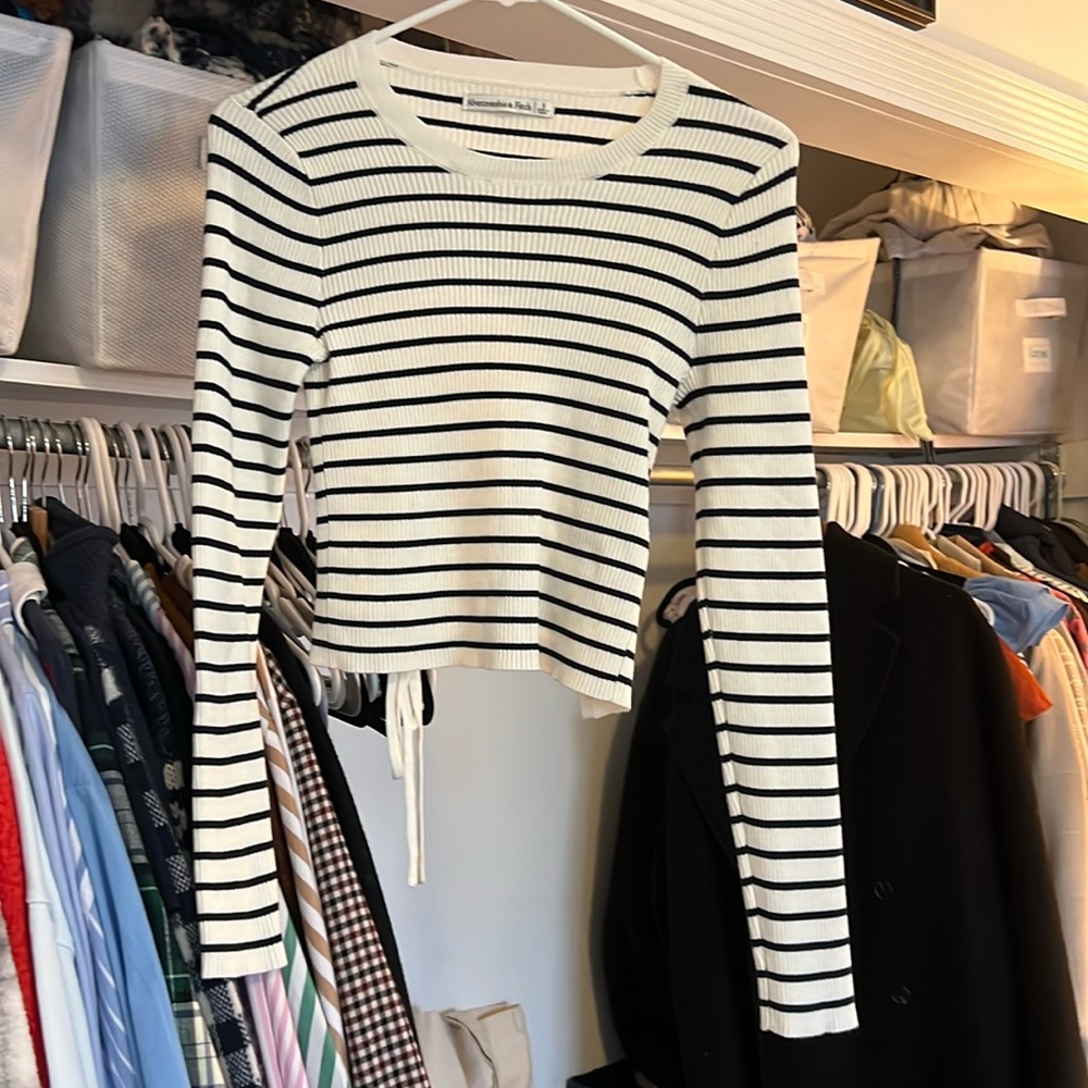 Abercrombie open back sweater NWOT